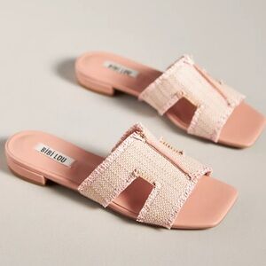 Bibi Lou Raffia Slide Sandal NEW!
Size 5.5